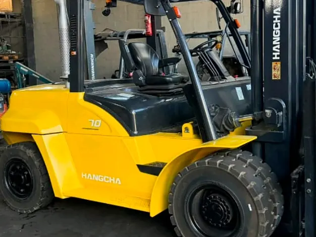 Empilhadeira a diesel de 7 toneladas para locação na EmpMov, em Sertãozinho/SP